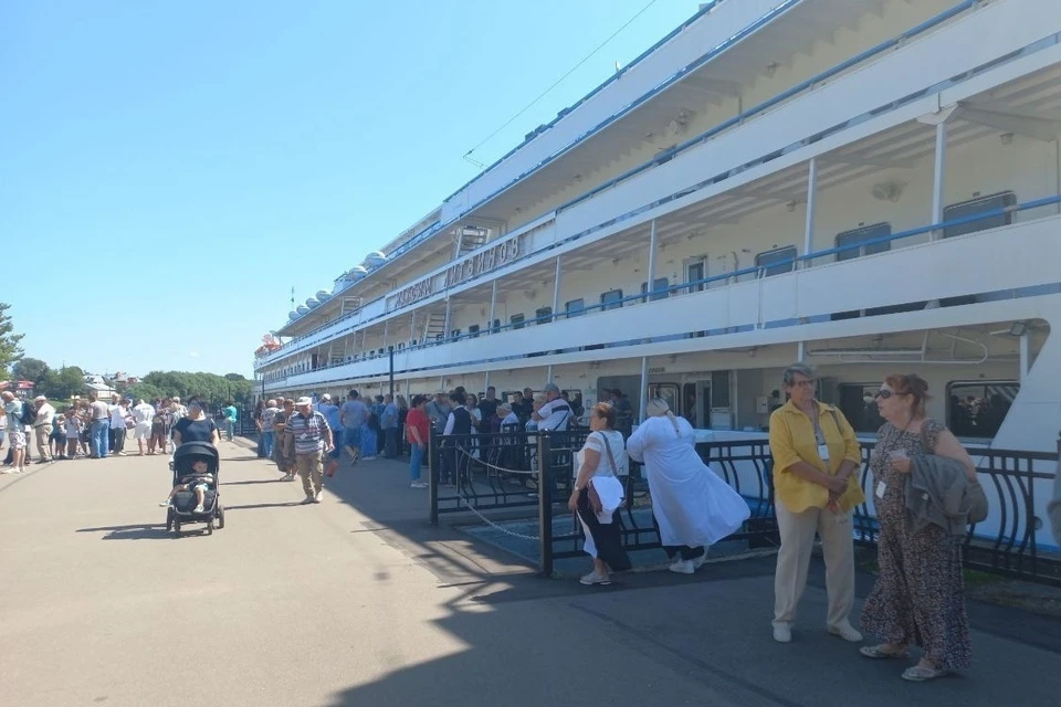 Круизный теплоход на Волге в Твери.