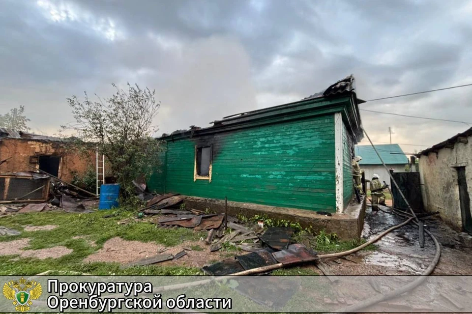 Огонь охватил дом среди ночи. Фото: прокуратура Оренбургской области.