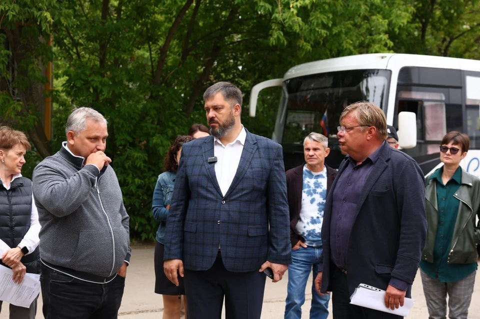 Глава города Михаил Клинков вместе с депутатом Романом Шиловым обсудили вопросы благоустройства на округе №15. ФОТО: Администрация Дзержинска.