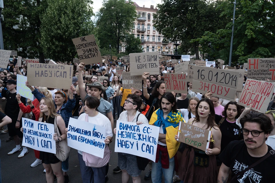 Более 9 тысяч человек вышли на митинг против политики Зеленского в Киеве