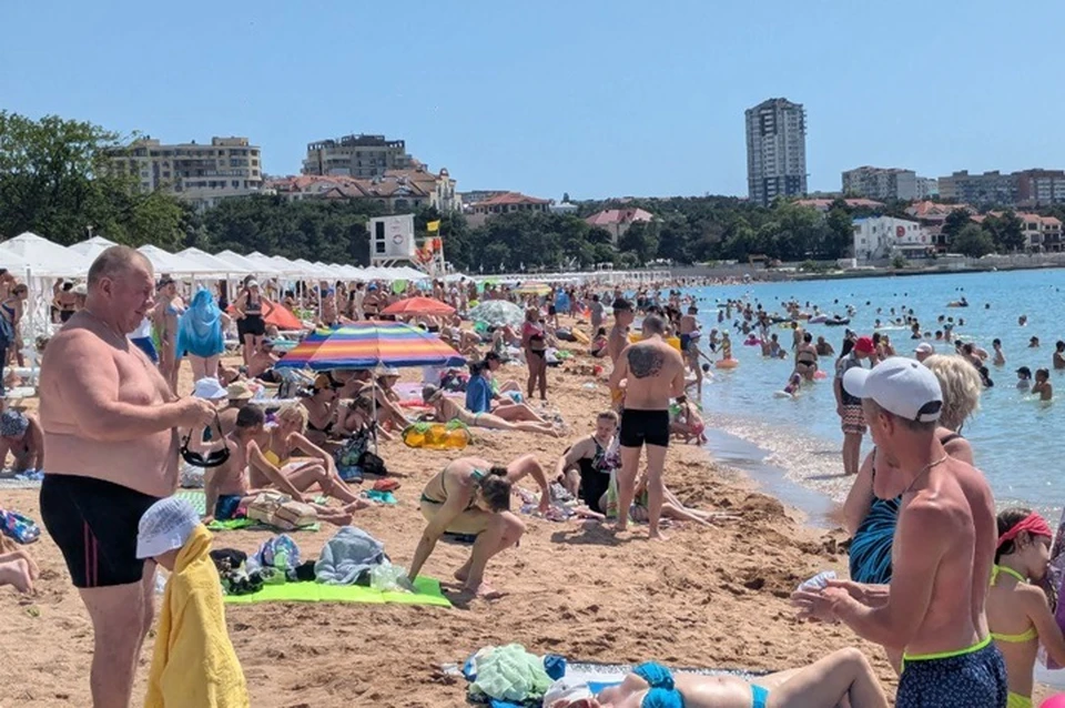 Центральный пляж в Геленджике.