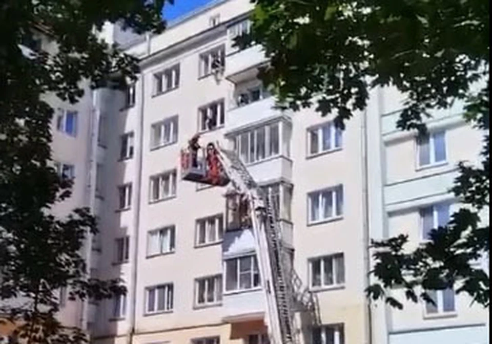 Спасатели оказали помощь мужчине. Фото: кадр видео МЧС Беларуси