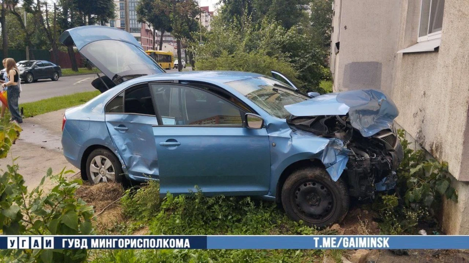 В Минске легковой автомобиль врезался в дом после столкновения с другой машиной. Фото: УГАИ ГУВД Мингорисполкома