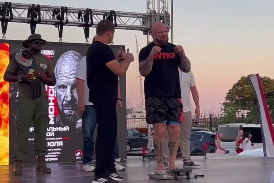 В Крым приехал Джефф Монсон. Фото: кадр видео Федерация Абсолютного Реального боя Республики Крым/Tg