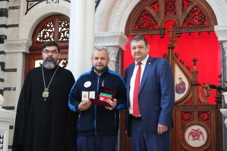 Почетное звание - это не только символ признания достижений врача, но также выражение глубокой благодарности от всех горловчан за помощь и поддержку. Фото: ТГ/Приходько
