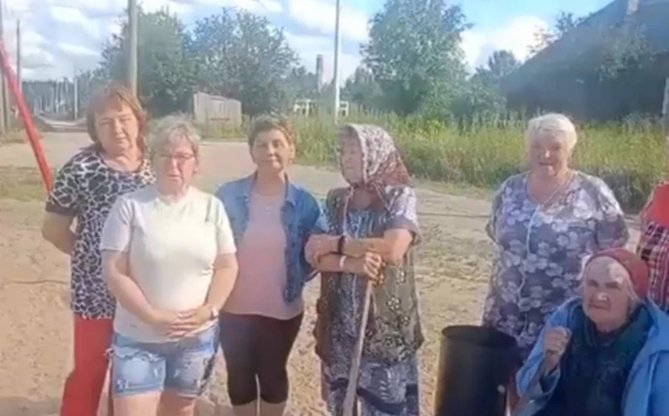 Общественный транспорт ходит нерегулярно, в основном утром и вечером, что заставляет людей либо идти пешком, либо заказывать такси стоимостью 250 рублей в одну сторону. Фото: ОНФ