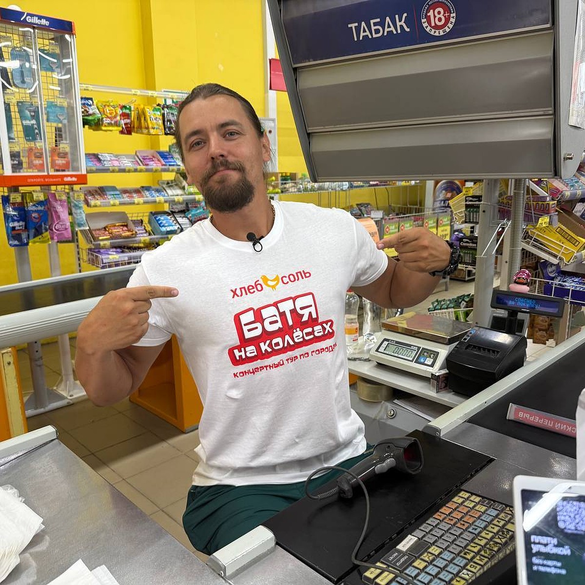 Бір әйелдің ішіне кірген бірнеше еркектің порно видеоларын қараңыз.