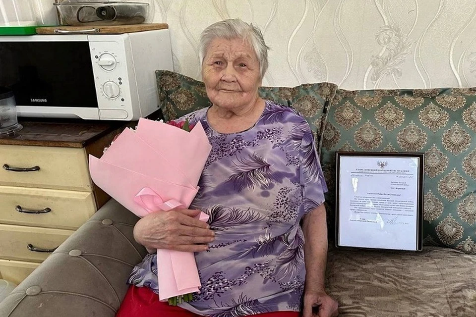 Вице-премьер ДНР Толстыкина поздравила ветерана с 88-летием. Фото: ТГ/Толстыкина