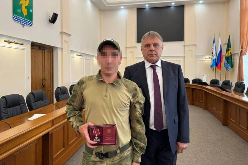 Сергей Петров, мэр Ангарского округа вручил медали «За храбрость» и ордена Мужества троим бойцам. Фото: администрация Ангарска.