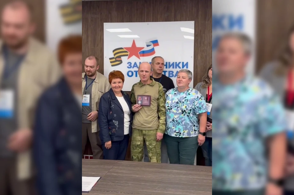 Сейчас ветеран продолжает лечение. Фонд остается рядом и помогает семье решать медицинские, бытовые и юридические вопросы. Фото: Кадр из видео / Оперативный штаб Мурманской области