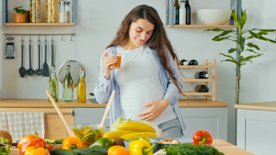 Диетолог Кабанов перечислил продукты, запрещенные для беременных