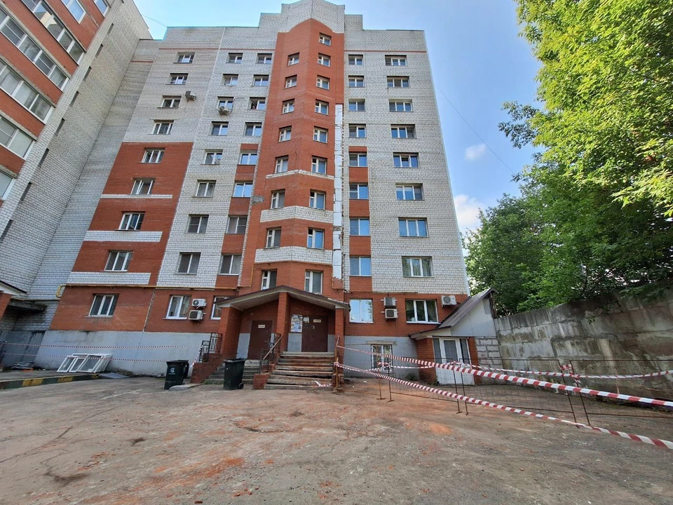 Частичное обрушение фасада многоквартирного дома произошло на улице Литейной в Туле.