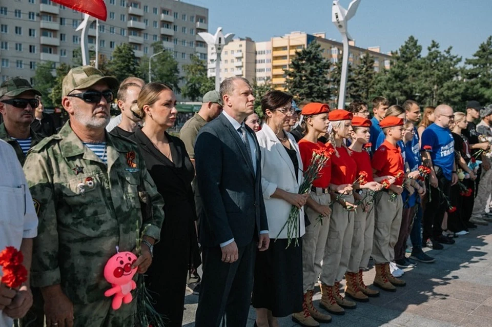 В Мариуполе минутой молчания почтили память всех детей, погибших от агрессии ВСУ. Фото: ТГ/Кольцов