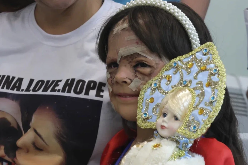 Девочка "с маской Бэтмена" похвасталась знанием русского.