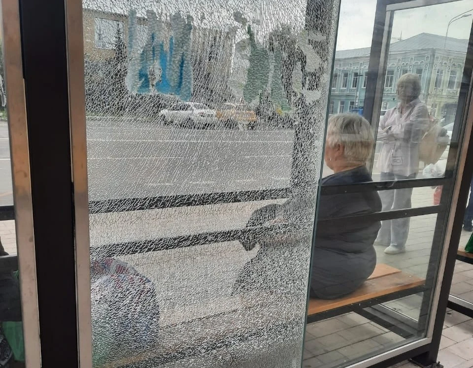Неизвестные разбили новые остановки в центре Богородска. Фото: администрация Богородска