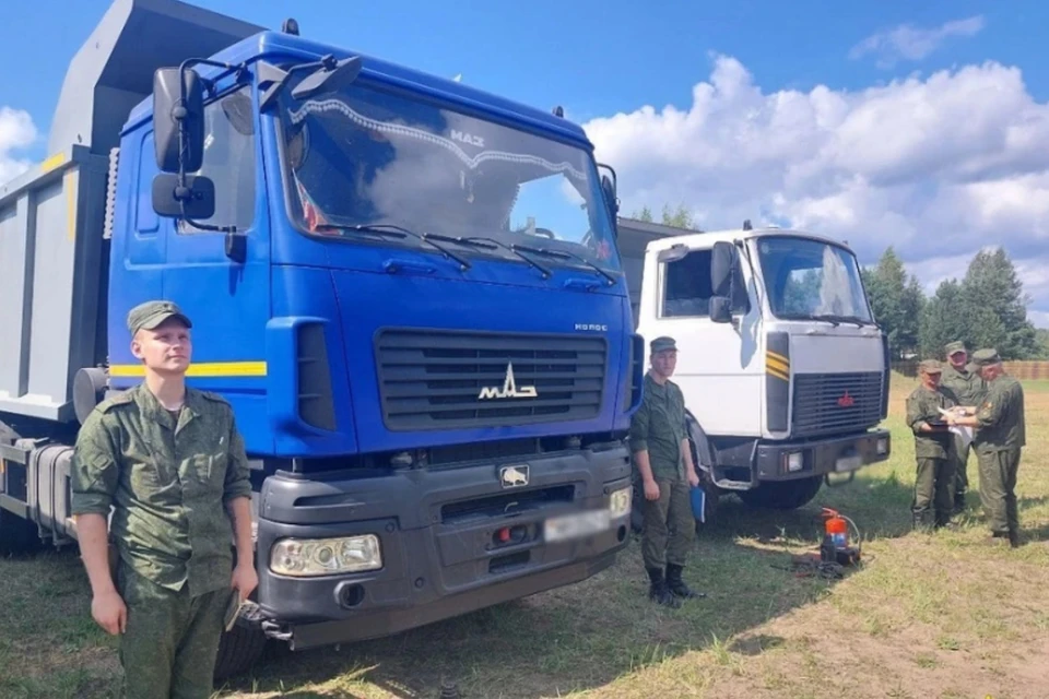 В Белоруссии на уборке урожая задействуют военнослужащих и армейскую технику. Фото: телеграм-канал Минобороны Белоруссии