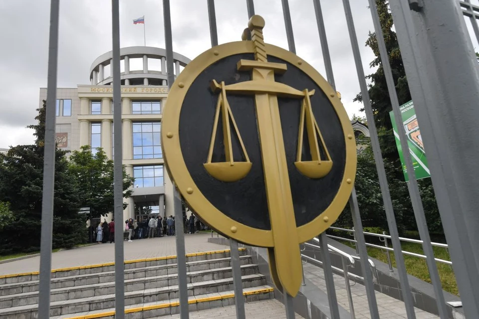 По версии следствия, 16-летние юноши нанесли яд на ручку машины, чтобы отравить владельца