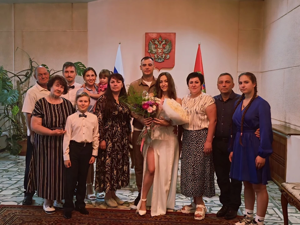 25 июля в крае поженились более 370 пар. На фото: молодожены Евгений и Лиана вместе с семьей. Фото: краевое Агентство ЗАГС