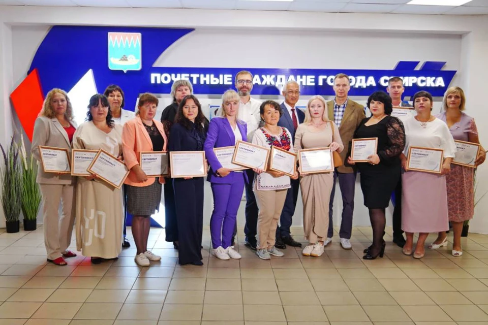 Председатель Законодательного Собрания иркутской области Александр Ведерников вручил сертификаты на исполнение инициативных проектах активным жителям города Свирска.