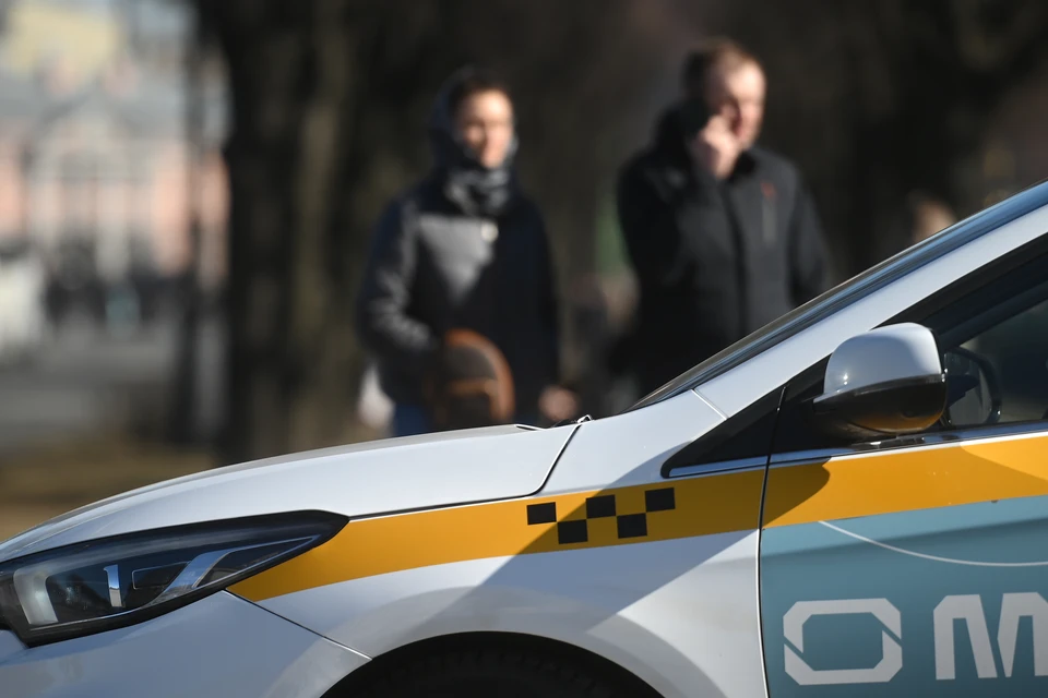 В Петербурге иностранным гражданам запретили работать в такси до конца года