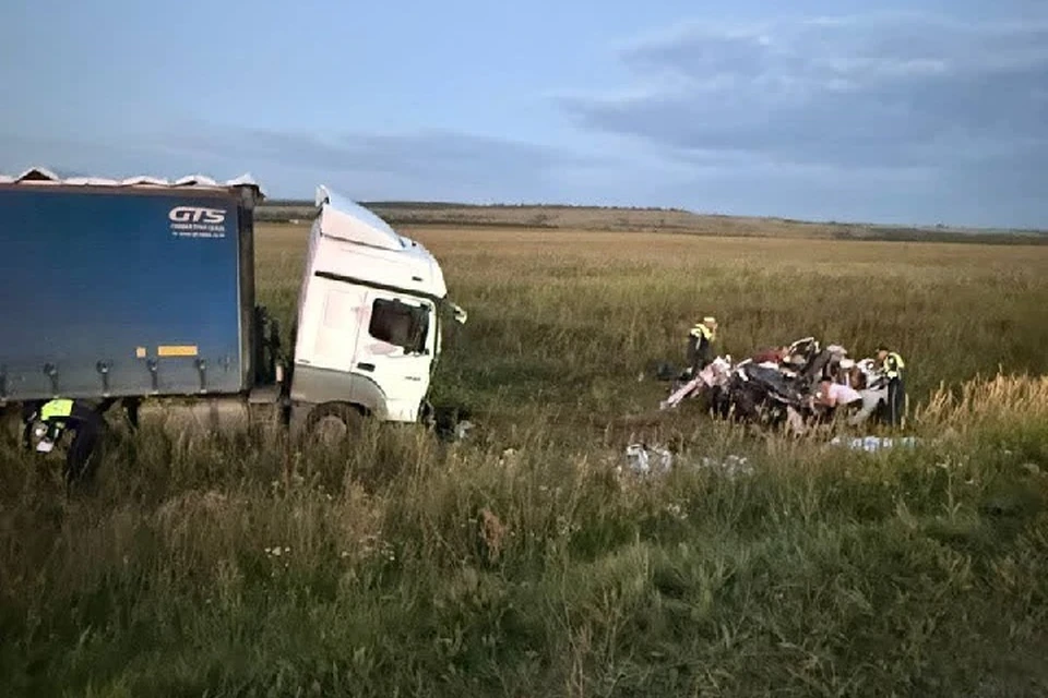 После удара машины вынесло с дороги. От легковушки практически ничего не осталось.