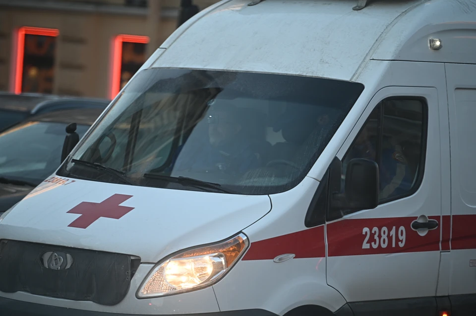 В состоянии измененного сознания юноша разбил окно.