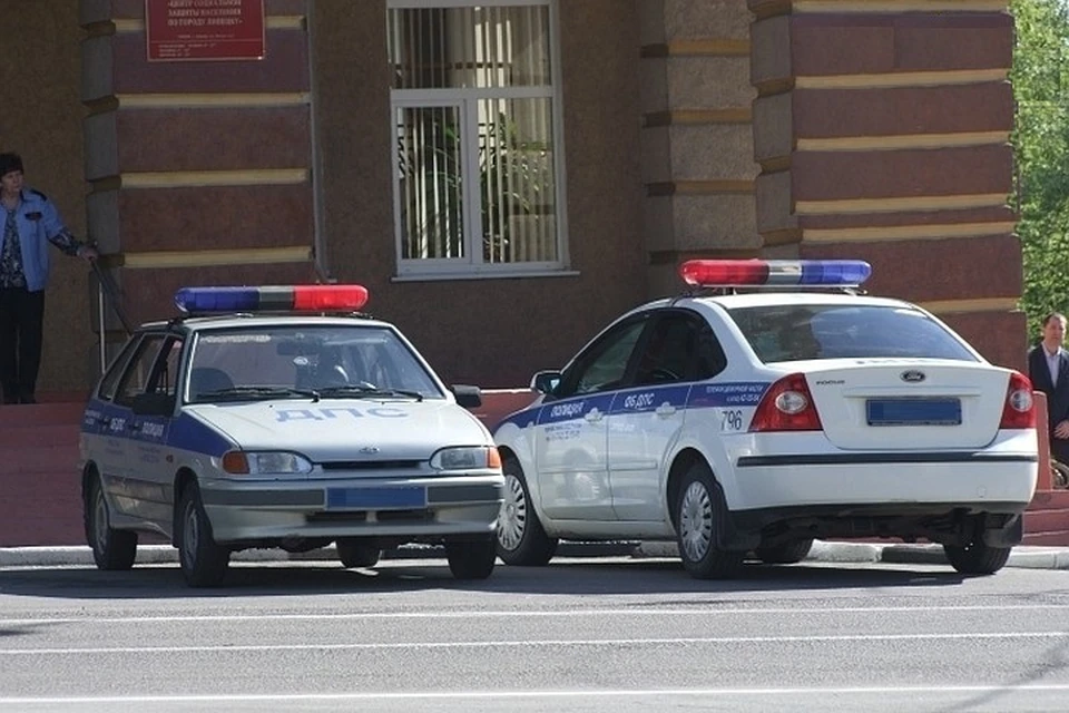 В результате ДТП пострадали дорожный знак и опора освещения.