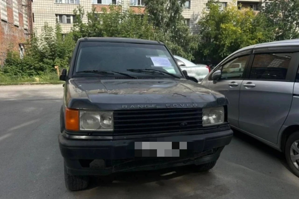 В Новосибирске ищут хозяина брошенного чёрного Range Rover. Фото: мэрия Новосибирска