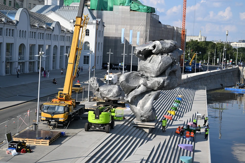 В Москве демонтировали скандально известный памятник на Болотной набережной «Большая глина №4». На этом месте установят новую скульптуру, однако, что это будет - пока неизвестно.