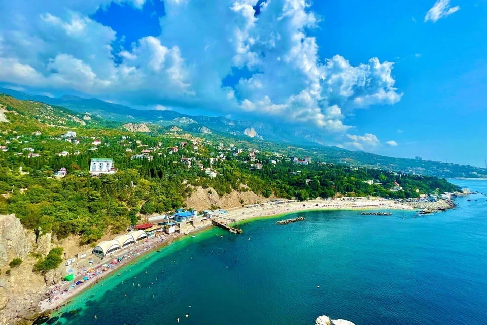 Есть пляжи Крыма, выходящие в открытое море и спрятанные в тихих бухточках.