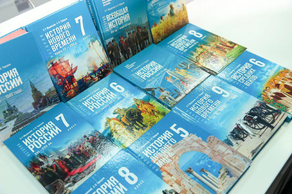 Были подготовлены учебники «История России» и «Всеобщая история» для 5–9 классов. Фото: управление образования мэрии Якутска