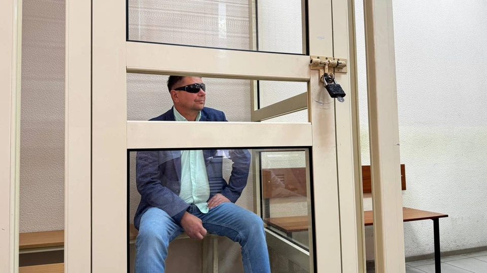 На суд Александр Юркин пришел в больших черных солнцезащитных очках.