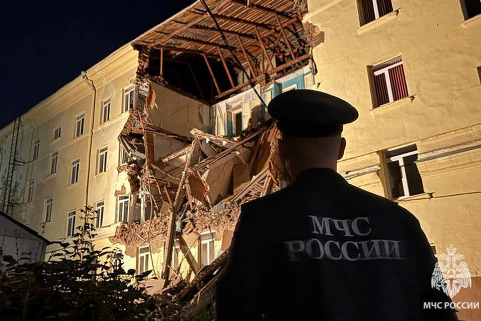 Сотрудники МЧС России с вечера разбирают завалы после обрушения стены бывшего общежития на улице Коммунистической в Уфе. Фото: МЧС РБ