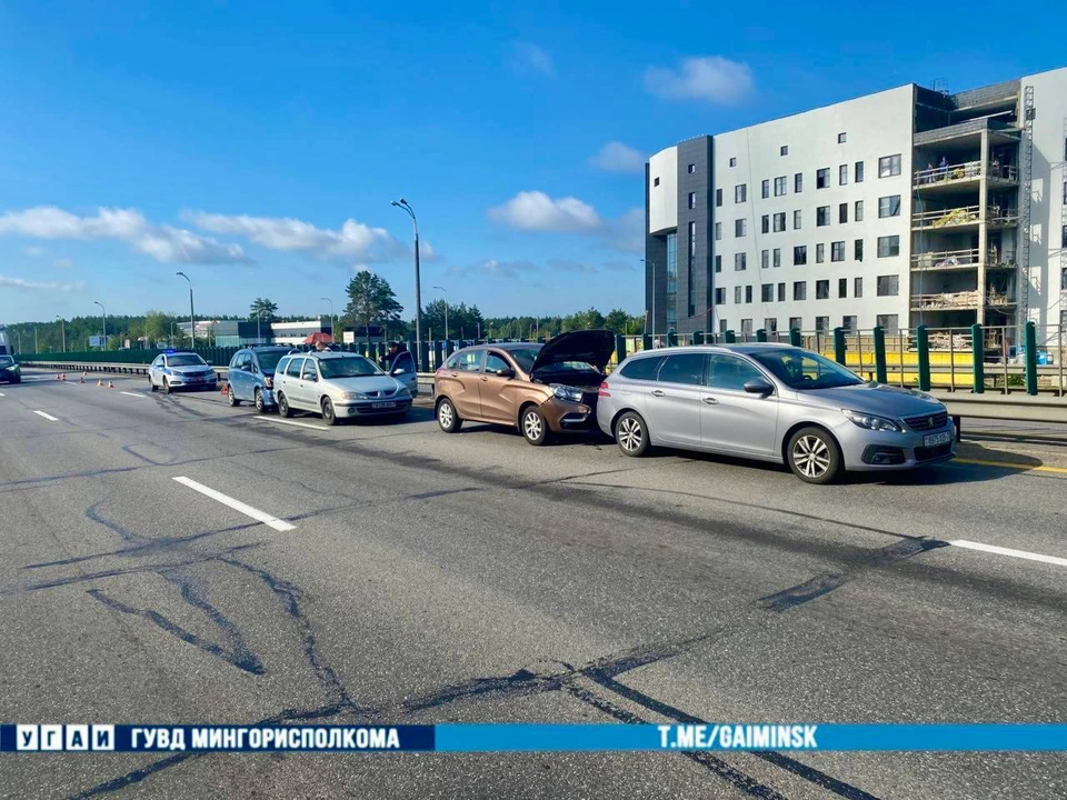 В Минске на МКАД случилось ДТП с четырьмя авто. Фото: телеграм-канал УГАИ ГУВД Мингорисполкома