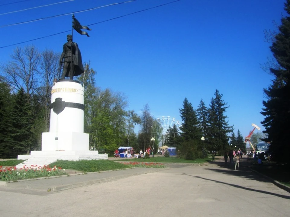 Так выглядел вход в Первомайский, когда в нем еще стояло колесо обозрения