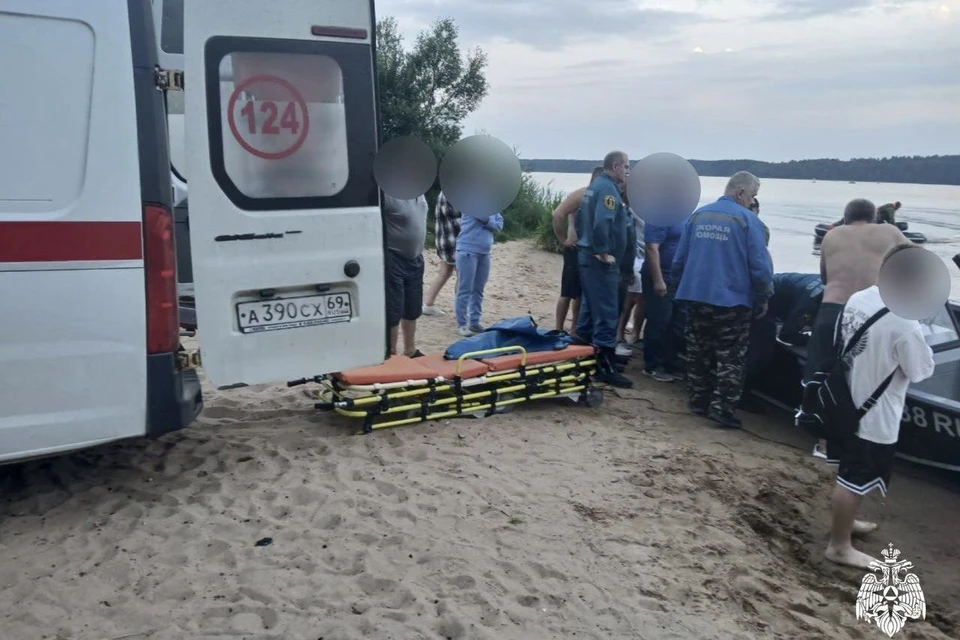 Четыре человека пострадало в результате столкновения судна и баржи на Волге. Фото: Telegram-канал МЧС Тверской области