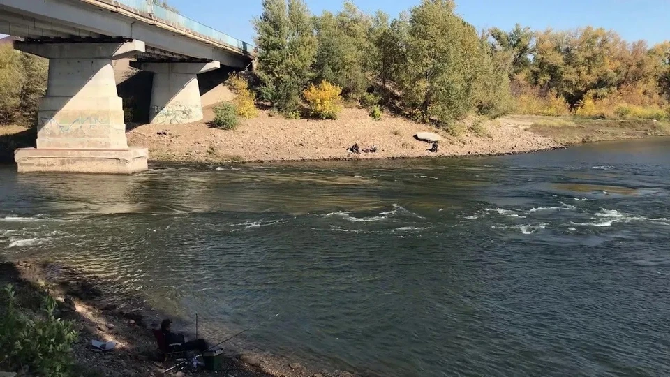 Девочка прыгала в воду у моста на острове Зеленом. Фото: аварийно-спасательная служба Волгоградской области.