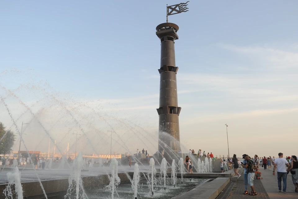 Главный фонтан Парка 300-летия закрыли из-за грязной воды.