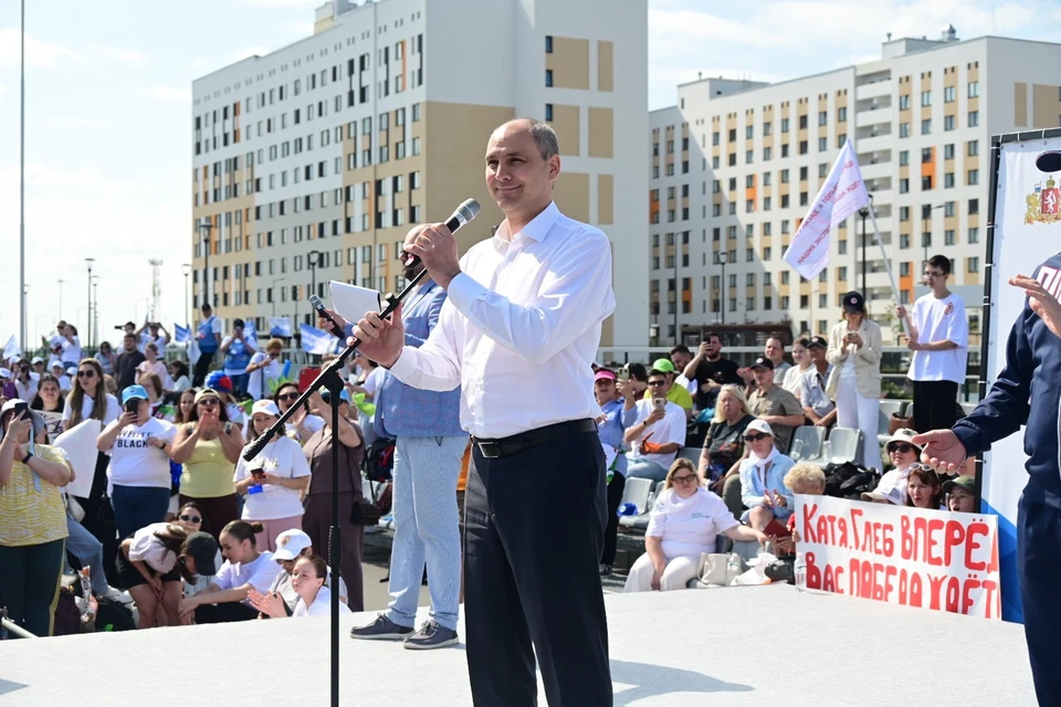 Врио губернатора Денис Паслер поприветствовал участников 100 команд. Фото: департамент информационной политики Свердловской области