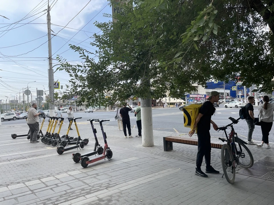 Мэрия решила навести порядок на улицах города, загроможденного самокатами.