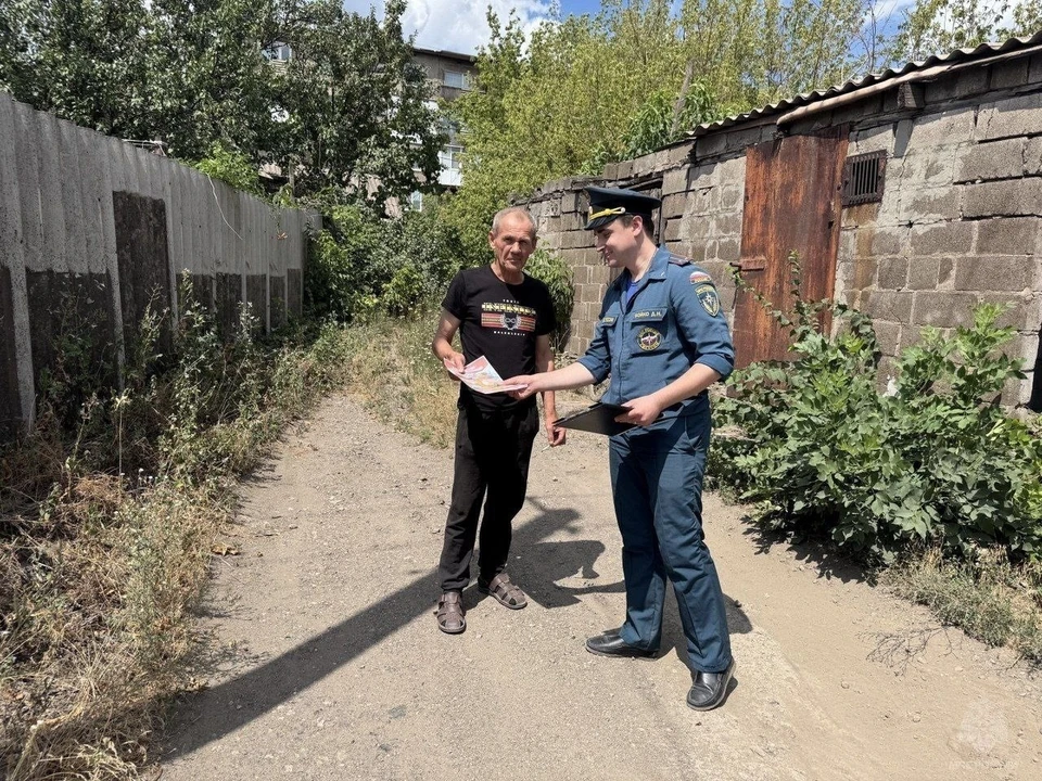 Пожарные рассказали людям об опасности пожаров. ФОТО: ГУ МЧС России по ЛНР.