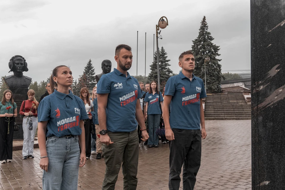 В парке Ленинского комсомола активисты возложили цветы к бюсту Героя России и ДНР Ольги Качуры. Фото: Организаторы мероприятия