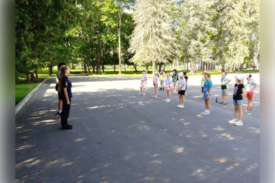 Дети повторяют упражнения за сотрудником полиции. Фото: МВД Тверской области.