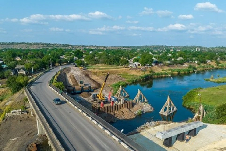 Строительство моста через реку Кальмиус в ДНР. Фото: Правительство России