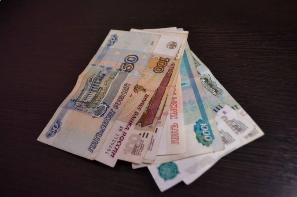 В Саратове школьный сторож отдала аферистам 1,5 миллиона рублей.