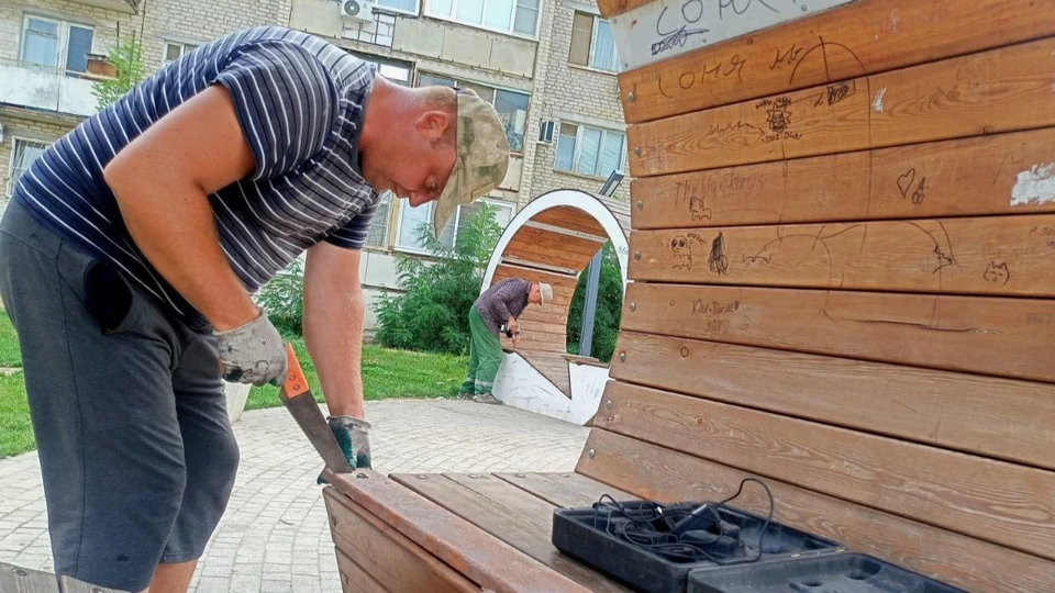 Параллельно с заменой урн продолжаются и другие работы по благоустройству