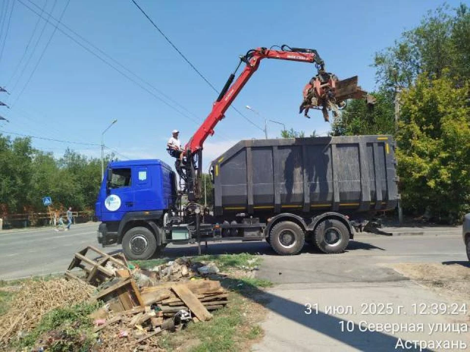 Коммунальные службы Астрахани продолжают борьбу с нелегальными свалками. Фото: Администрация Астрахани.