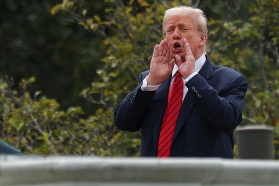 Дональд Трамп забрался на крышу Белого дома и стал кричать на людей.