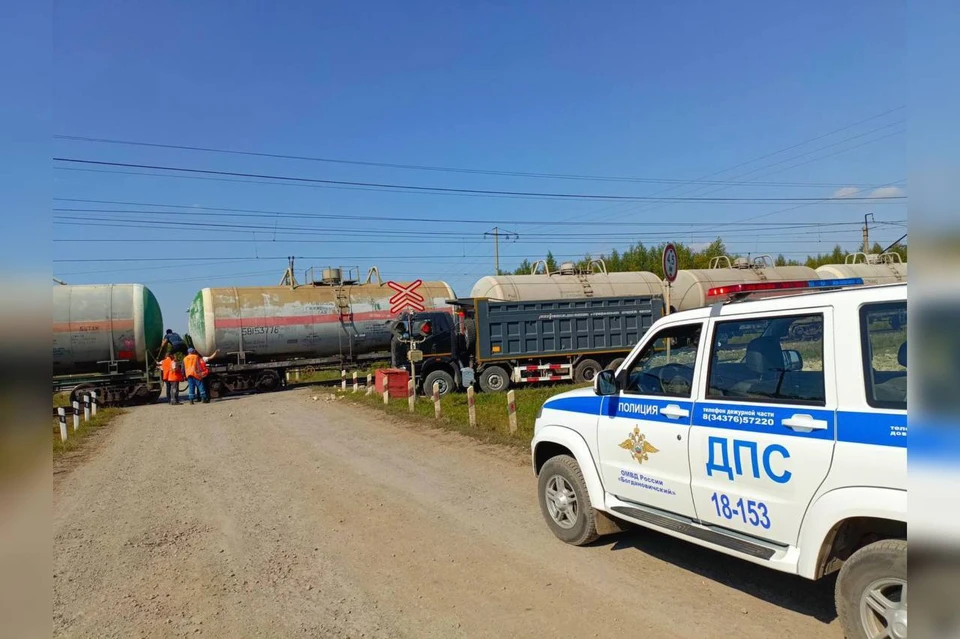 В Богдановиче пьяный водитель на грузовике протаранил электровоз. Фото: Госавтоинспекция Свердловской области