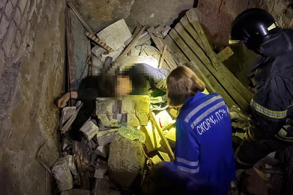 Пожарные спасли подростка, упавшего в шахту.